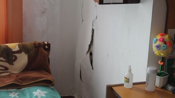 Трещина в аварийном доме в поселке в Крыму