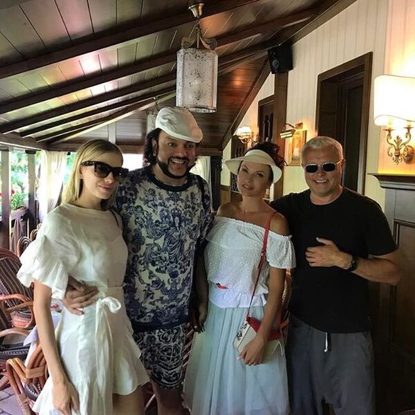 Звезды на отдыхе в Крыму. На фото: Елена Перминова (модель, супруга миллионера Александра Лебедева), Филипп Киркоров, Эвелина Бледанс и Александр Лебедев на отдыхе в Крыму Звезды на отдыхе в Крыму. На фото: Елена Перминова (модель, супруга миллионера Александра Лебедева), Филипп Киркоров, Эвелина Бледанс и Александр Лебедев на отдыхе в Крыму