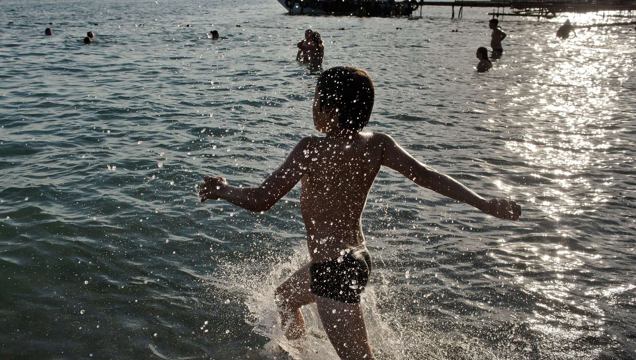 Какие люди купаются. Люди купаются в море. Море Крым купаться. Пляж люди купаются. Крым дети купаются.