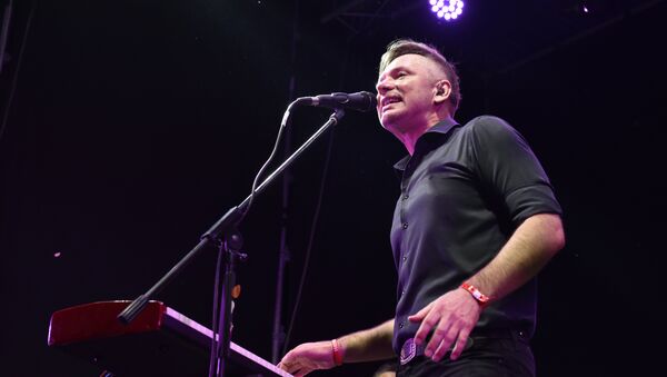 Солист группы Ундервуд Владимир Ткаченко на концерте в рамках винно-гастрономического фестиваля In Vino Veritas в Коктебеле