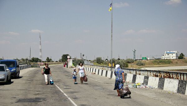 Люди, пересекающие границу России и Украины в пункте пропуска Чонгар (Джанкой с российской стороны)