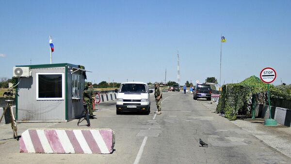 Автомобиль в пункте пропуска Джанкой на границе России и Украины