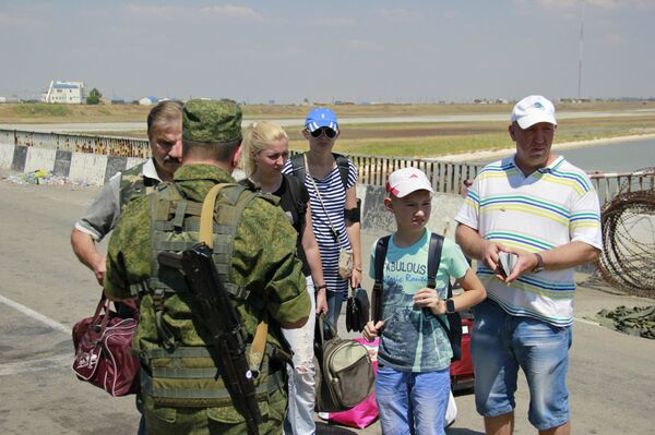 Люди с детьми в пункте пропуска Джанкой на границе России и Украины Люди с детьми в пункте пропуска Джанкой на границе России и Украины