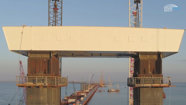 Монтаж фарватерных опор, которые примут на себя судоходные и арочные пролеты моста через Керченский пролив