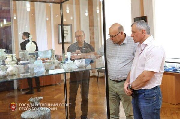 Председатель Госсовета РК Владимир Константинов посетил выставку Достояние Республики. ФСБ против черной археологии в Центральном музее Тавриды