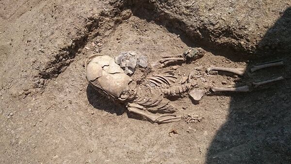 Найденное при раскопках некрополя Кыз-Аул под Керчью захоронение полуторагодовалого ребенка с деформированным черепом