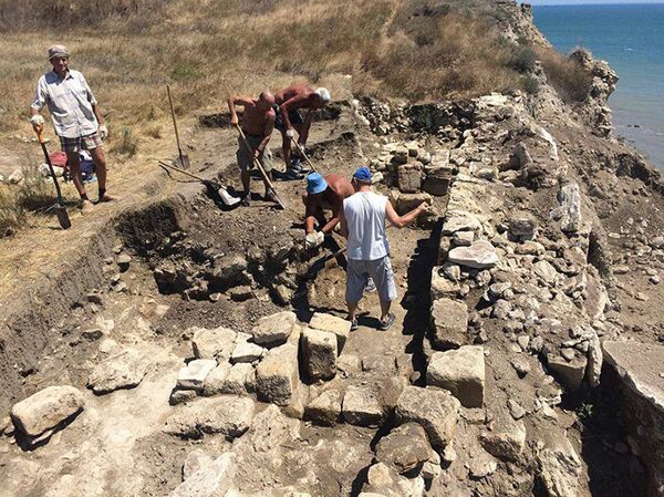 Раскопки некрополя в Крыму Раскопки некрополя в Крыму