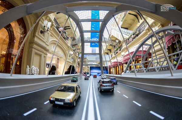 Выставка в московском ГУМе, посвященная строительству моста через Керченский пролив