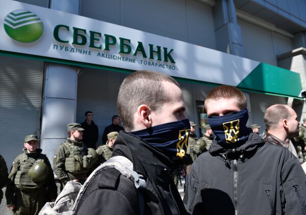 Акции радикалов у украинских филиалов Сбербанка Акции радикалов у украинских филиалов Сбербанка