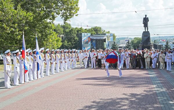 Церемония возложения цветов к Вечному огню на площади Нахимова в Севастополе Церемония возложения цветов к Вечному огню на площади Нахимова в Севастополе