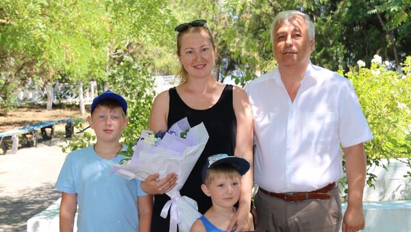 Екатерина Анциферова с сыновьями и генеральным директором ООО Морская дирекция Сергеем Якушевым