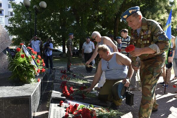 Возложение цветов к памятнику воинам-интернационалистам, погибшим в Афганистане, в честь Дня ВДВ в Симферополе