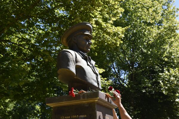 Памятник Василию Маргелову в парке им. Гагарина в Симферополе