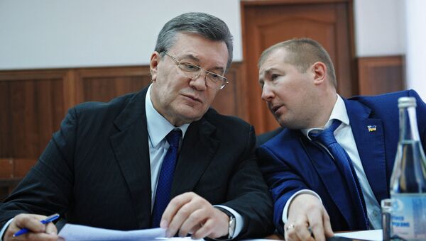 Бывший президент Украины Виктор Янукович и адвокат Виталий Сердюк во время допроса в режиме видеосвязи. Архивное фото