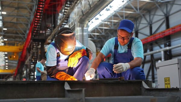 Рабочие на судостроительном заводе Море в Феодосии