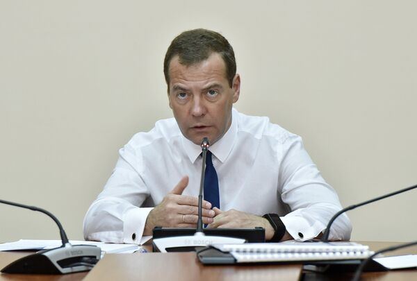 Председатель Правительства России Дмитрий Медведев проводит совещание о перспективах развития промышленности в Республике Крым и Севастополе на судостроительном заводе Море в Феодосии Председатель Правительства России Дмитрий Медведев проводит совещание о перспективах развития промышленности в Республике Крым и Севастополе на судостроительном заводе Море в Феодосии