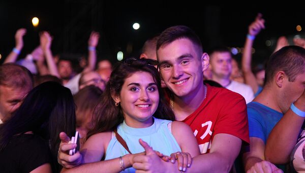 Зрители во время выступления группы СерьГа на концерте в рамках музыкального фестиваля ZBFest в Балаклаве (Севастополь)