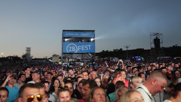 Зрители во время выступления группы СерьГа на концерте в рамках музыкального фестиваля ZBFest в Балаклаве (Севастополь)