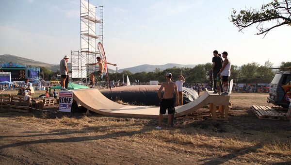 Площадка для скейтборда на территории музыкального фестиваля ZBFest в Балаклаве (Севастополь)