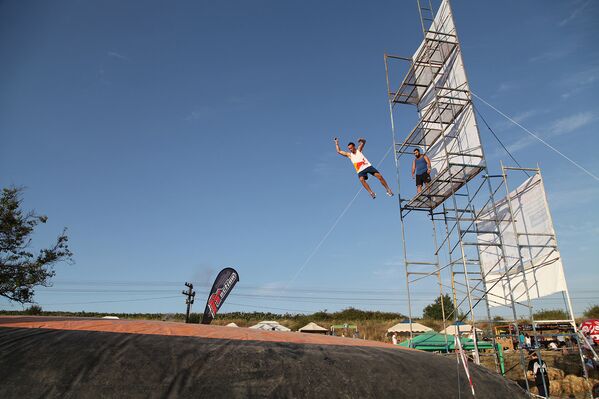 Вышка для прыжков на надувной батут, установленная на территории музыкального фестиваля ZBFest в Балаклаве (Севастополь)