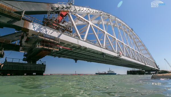 Подготовка железнодорожной арки моста через Керченский пролив к погрузке на плавсистему