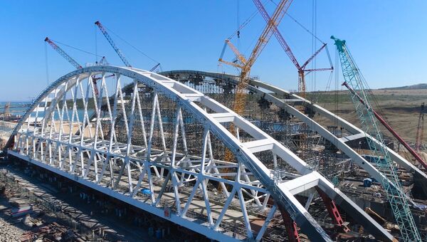 Процесс подготовки к передвижке железнодорожной арки моста в Крым. Съемка с коптера