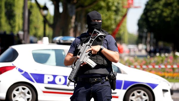 Полицейский в районе Елисейских полей в Париже
