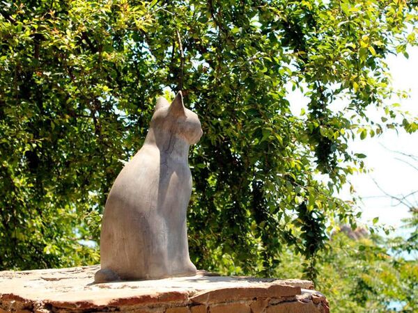 Статуя кошки в Гурзуфе