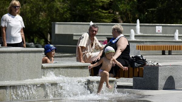 Дети купаются в фонтанах в Екатерининском сквере в Симферополе