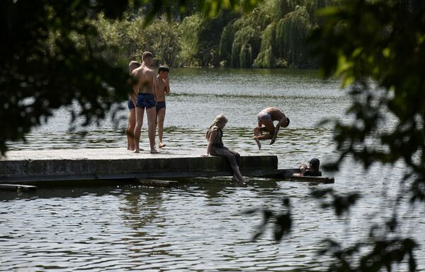 Дети купаются в озере, в районе Радиорынка в Симферополе