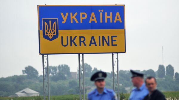 Дорожный знак, обозначающий территорию Украинского государства, у пункта пропуска через границу. Архивное фото
