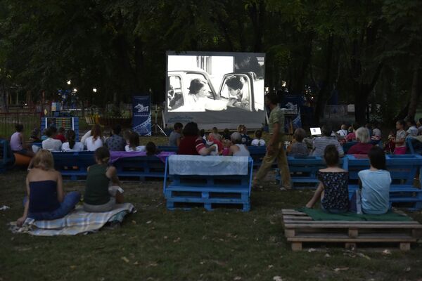 Люди смотрят фильм в летнем кинотеатре, который находится в парке им. Гагарина в Симферополе