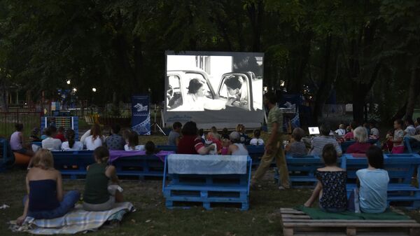 Люди смотрят фильм в летнем кинотеатре, который находится в парке им. Гагарина в Симферополе