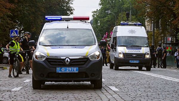 Автомобили полиции на улице Киева