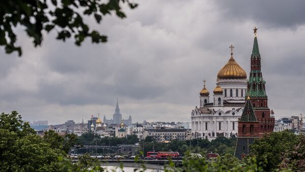 Вид на Кремль и храм Христа Спасителя в Москве. Архивное фото
