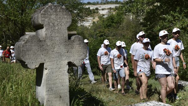 Участники гражданско-патриотического проекта Севастополь - Орел: наш общий рубеж на Старорусском кладбище в Бахчисарае