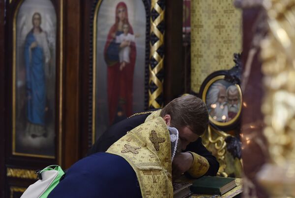 Отец Дмитрий принимает исповедь Отец Дмитрий принимает исповедь