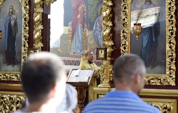 Отец Дмитрий во время богослужения в Свято-Николаевском соборе Евпатории Отец Дмитрий во время богослужения в Свято-Николаевском соборе Евпатории