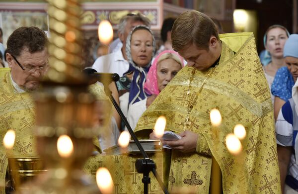 Отец Дмитрий во время молебна в Свято-Николаевском соборе Евпатории Отец Дмитрий во время молебна в Свято-Николаевском соборе Евпатории
