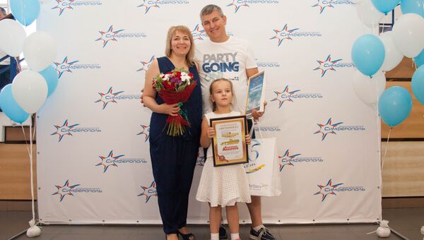 3-миллионный пассажир аэропорта Симферополь Евгений Новичков с семьей