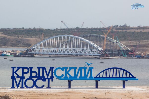 В Керчи установили скамейку Крымский мост В Керчи установили скамейку Крымский мост