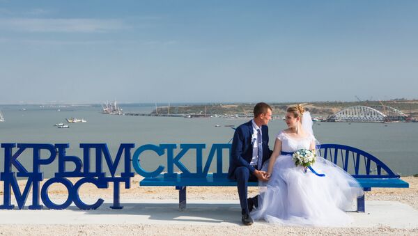В Керчи установили скамейку Крымский мост
