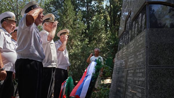 Военнослужащие у мемориала морякам-подводникам, погибшим на атомной подводной лодке Курск. 12 августа 2017