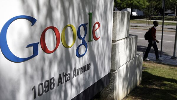 Логотип компании Google у здания штаб-квартиры в Маунтин-Вью, Калифорния, США