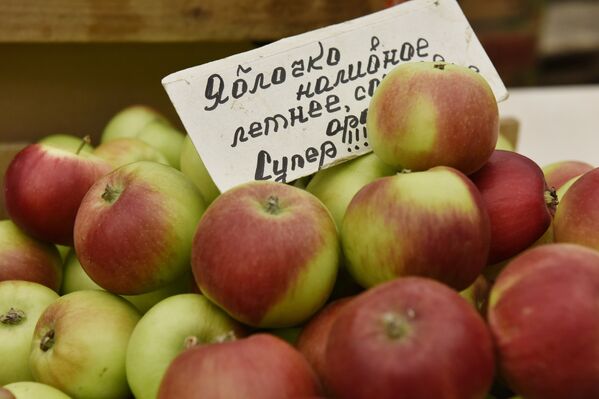 Яблоки на одном из рынков Симферополя