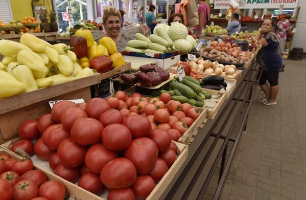 Торговля овощами и фруктами на одном из рынков Симферополя