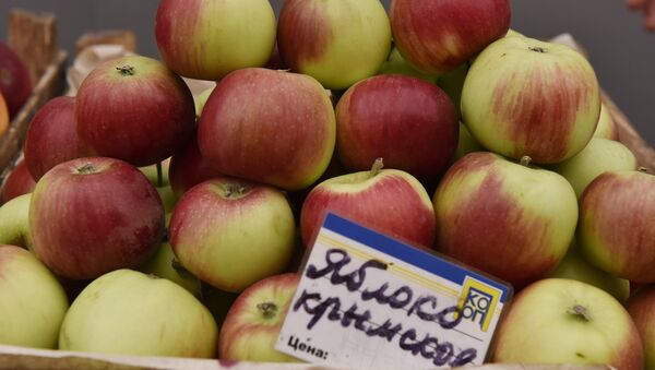 Яблоки на одном из рынков Симферополя