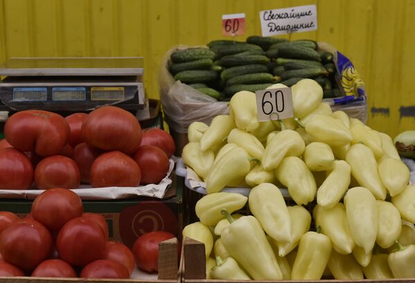 Торговля овощами на одном из рынков Симферополя