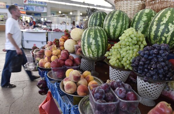 Торговля фруктами на одном из рынков Симферополя