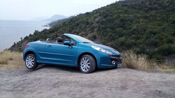 Автомобиль Peugeot 207, который завис над обрывом в районе Алушты Автомобиль Peugeot 207, который завис над обрывом в районе Алушты